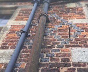 Tudor diaper pattern on the sothern elevation of Soulton Hall. We can see the bricks making a diomand made up of four smalle diomands picked out in blue black bricks; the rest of the bricks are red.