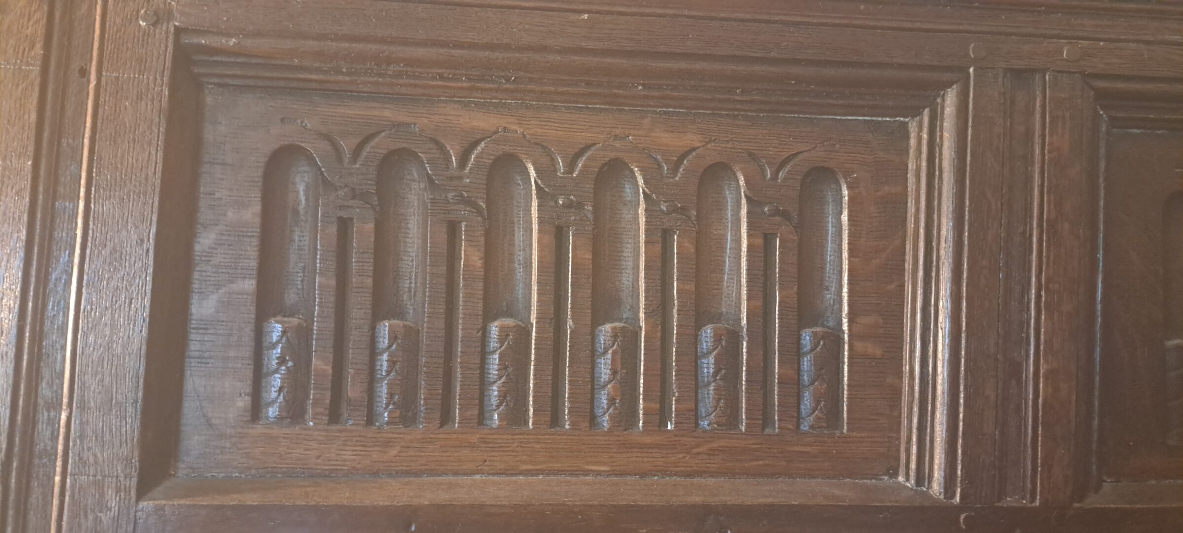 Unlike the original 1550s paneling with its eight-pointed star frieze, the 17th-century copy curiously omits this detail.