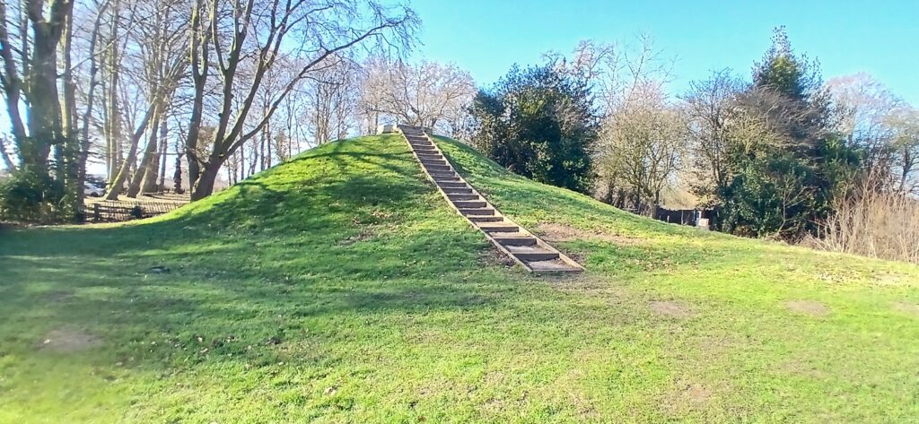A close look at the mound outside the moat - these are a common C16th feature, Francis Bacon builds one in Gray's Inn - why?