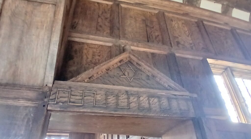 Architectural feature: A possible confluence of mathematics, biblical scripture, and Platonic interest in the rhombic dodecahedron.