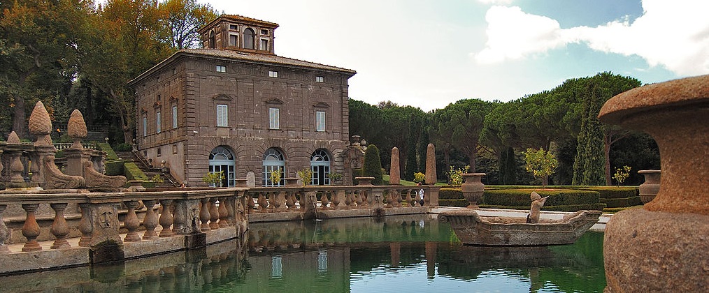 The Curious Case of Pyramidal Roofs: From Soulton and Bach-y-Grieg to Villa Lante’s Casini