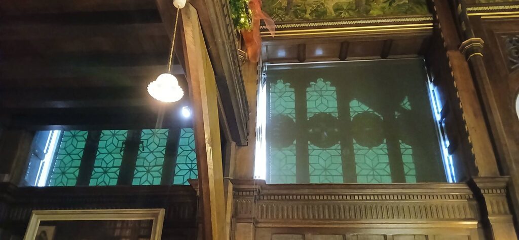 Curious 8-pointed stars in the glazing - knowing?