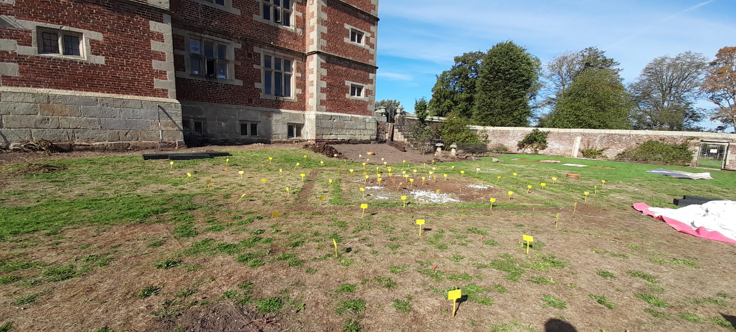 Soilsmology examines that central square of the Soulton Hall precincts through advanced three-dimensional models, assessing the subsurface soil structure completely non-invasively without disturbing the deeper historical deposits.